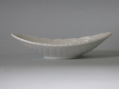 【伊万里焼】市川冬山窯「虹彩磁波彫り楕円皿　大・小セット」 037-H751