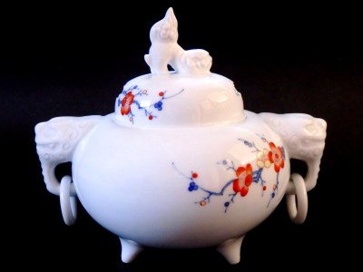 伊万里焼 伝統工芸士 市川冬山窯 色鍋島 青磁 耳環付 香炉 (箱付) 伊万里焼 伝統工芸士 市川冬山窯 色鍋島 青磁 耳環付 香炉 (箱付)