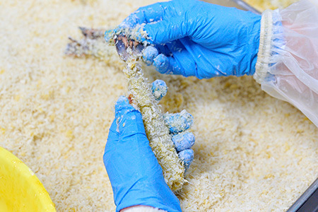 【3カ月定期便】創業45年魚屋さんの手づくりエビフライ 10尾(400～500g)(H032123)