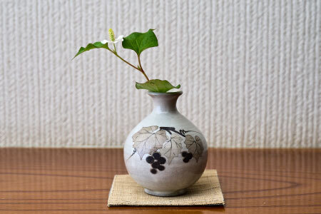和紙染草花文一輪挿 【日の隈窯 和紙染 和紙 佐賀 陶器 粉引き 鉄絵