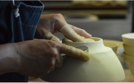 有田焼 究極のラーメン鉢 呉須刷毛 レンゲ付 【まるぶん】食器 器 うつわ 磁器 陶磁器 麺鉢 ラーメン鉢 丼 丼ぶり どんぶり 軽量 持ちやすい 洗いやすい 青 ブルー 手描き 電子レンジ対応 食洗機対応 AA24-190