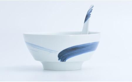 有田焼 究極のラーメン鉢 呉須刷毛 レンゲ付 【まるぶん】食器 器 うつわ 磁器 陶磁器 麺鉢 ラーメン鉢 丼 丼ぶり どんぶり 軽量 持ちやすい 洗いやすい 青 ブルー 手描き 電子レンジ対応 食洗機対応 AA24-190