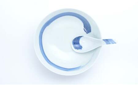 有田焼 究極のラーメン鉢 呉須刷毛 レンゲ付 【まるぶん】食器 器 うつわ 磁器 陶磁器 麺鉢 ラーメン鉢 丼 丼ぶり どんぶり 軽量 持ちやすい 洗いやすい 青 ブルー 手描き 電子レンジ対応 食洗機対応 AA24-190