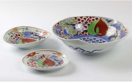 有田焼 泰山 五彩桃絵 シリーズ 大鉢・中皿・銘々皿 3点セット  食器 うつわ 器 大皿 中皿 鉢 華やか お正月 ハレの日 A500-36