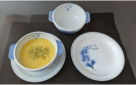 有田焼 胡蝶蘭スープ碗・受け皿 ( 青 / ピンク ) 【東洋セラミックス】食器 器 うつわ 皿 スープ皿 スープ碗 グラタン皿 カップ＆ソーサー セット ペア 上品 A30-641