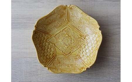 有田焼 レリーフ地紋彫 プレート 黄交趾 1枚【山忠】食器 器 うつわ 和食器 皿 深皿 盛皿 鉢 ハレの日 お正月 上品 お祝い 黄色 黄 イエロー 電子レンジ対応 A80-56