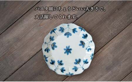 【花の形が人気のお皿】有田焼 陶芸作家の手描き 21cm プレート 2枚セット 金彩草花紋【喜鶴製陶】パスタ皿 プレート 大皿 桔梗皿 食器 皿 桔梗皿 A35-283