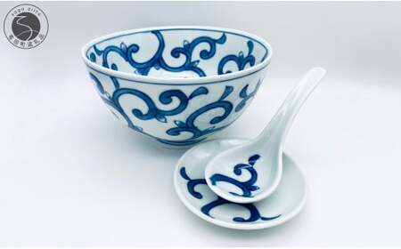 有田焼 飽きのこない唐草紋様の丼とレンゲのセット【しん窯 青花】【佐賀県陶磁器工業協同組合】和食器 食器 うつわ 器 丼ぶり 丼 レンゲ うどん ラーメン 手描き プレゼント ギフト 手描き からくさ 35000円 3.5万円 A35-522