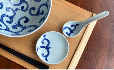 有田焼 飽きのこない唐草紋様の丼とレンゲのセット【しん窯 青花】【佐賀県陶磁器工業協同組合】和食器 食器 うつわ 器 丼ぶり 丼 レンゲ うどん ラーメン 手描き プレゼント ギフト 手描き からくさ 35000円 3.5万円 A35-522