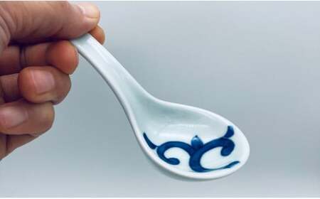 有田焼 飽きのこない唐草紋様の丼とレンゲのセット【しん窯 青花】【佐賀県陶磁器工業協同組合】和食器 食器 うつわ 器 丼ぶり 丼 レンゲ うどん ラーメン 手描き プレゼント ギフト 手描き からくさ 35000円 3.5万円 A35-522