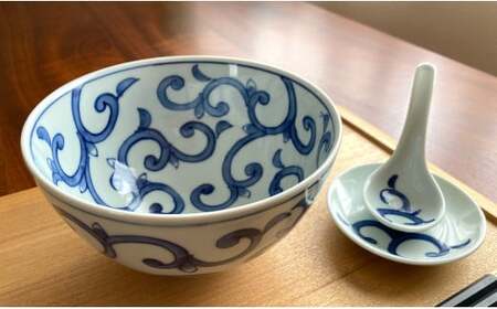 有田焼 飽きのこない唐草紋様の丼とレンゲのセット【しん窯 青花】【佐賀県陶磁器工業協同組合】和食器 食器 うつわ 器 丼ぶり 丼 レンゲ うどん ラーメン 手描き プレゼント ギフト 手描き からくさ 35000円 3.5万円 A35-522