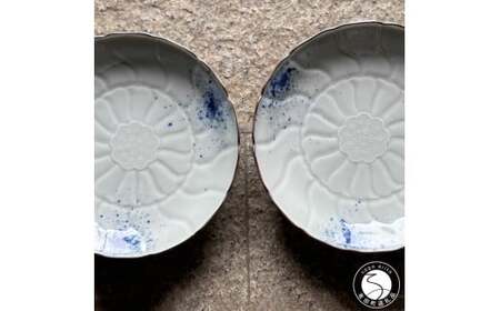 有田焼 吹き墨縁錆睡蓮彫 和皿 2枚セット【有田焼 花伝作】食器 器 うつわ 皿 和皿 小皿 取皿 2枚 セット 吹き墨 渕錆 ホワイト ブルー 電子レンジ対応 A20-661
