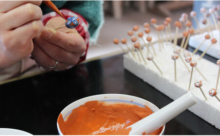 二宮閑山 有田焼赤たこ唐草紋様イヤリング おしゃれ アクセサリー 磁器 A15-368