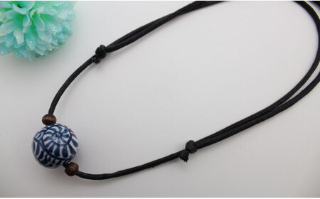 二宮閑山 有田焼磁器玉ペンダント たこ唐草 A24-158