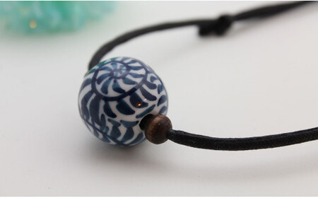 二宮閑山 有田焼磁器玉ペンダント たこ唐草 A24-158