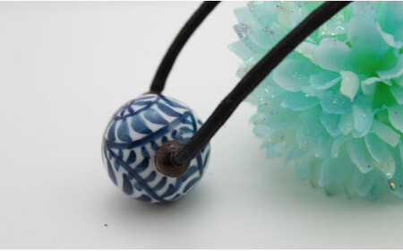 二宮閑山 有田焼磁器玉ペンダント たこ唐草 A24-158