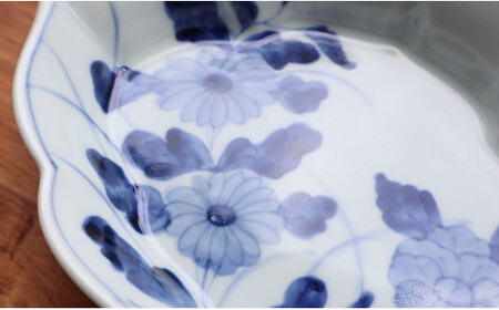 有田焼 hanabishi 花絵向付 2枚セット【まるふくオリジナル】食器 和食器 器 うつわ 皿 取皿 盛皿 刺身皿 セット ペア 花 染付 手描き 青 ブルー 電子レンジ対応 A35-368