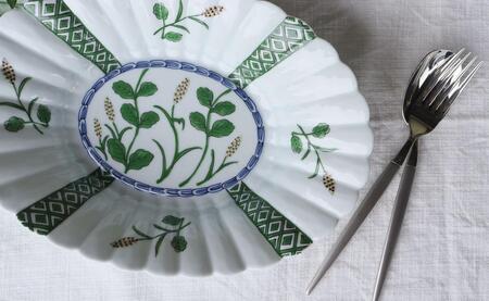 有田焼 富や繁栄の象徴「麦」をデザインした菊型楕円鉢/宝泉窯 深海三