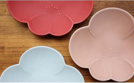 A20-460 有田焼 梅型取り皿３枚セット まるふく うめ お正月 マット お祝い 取皿 赤 ピンク 白