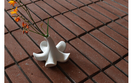A15-245 1616/ S&B Bloom Flower Vase White 有田焼 花瓶 一輪挿し フラワーベース ゆりの花 花器