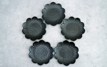 モノトーンコーデが映えるflowerplate 野菊/漆黒(有田焼貝山窯)