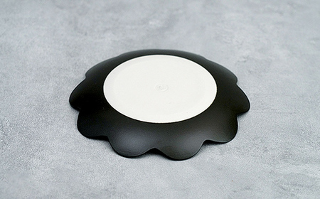 モノトーンコーデが映えるflowerplate 野菊/漆黒(有田焼貝山窯)