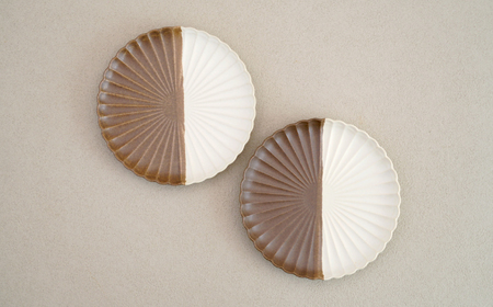 【波佐見焼】花しのぎ 中皿 ペア ハーフカラー（栗/白）【団陶器】[PB178]