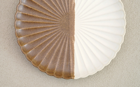 【波佐見焼】花しのぎ 中皿 ペア ハーフカラー（栗/白）【団陶器】[PB178]