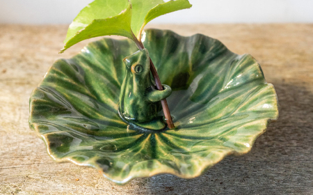 波佐見町の陶芸作家 長瀬渉】蓮の上の蛙一輪挿し（中） 陶器 【ながせ