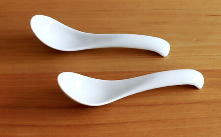 【白山陶器】【よしず彫】丼とレンゲ 白磁 4ピースセット[TA145]