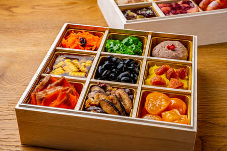 【代官山 レストラン ル・ジャポン】芽室町産食材使用 特製フレンチお節 ローストビーフ300g 山わさび付き　おせち 正月 ローストビーフ 芋団子 フォアグラのせ ポルケッタ 大山鶏 サツマイモ 豚ほほ肉 栗 リエット 送料無料 北海道 十勝 芽室町　me061-047