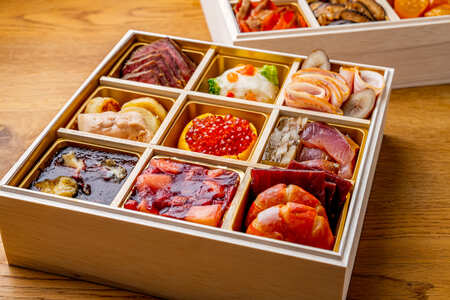 【代官山 レストラン ル・ジャポン】芽室町産食材使用 特製フレンチお節 ローストビーフ300g 山わさび付き　おせち 正月 ローストビーフ 芋団子 フォアグラのせ ポルケッタ 大山鶏 サツマイモ 豚ほほ肉 栗 リエット 送料無料 北海道 十勝 芽室町　me061-047