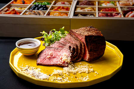 【代官山 レストラン ル・ジャポン】芽室町産食材使用 特製フレンチお節 ローストビーフ300g 山わさび付き　おせち 正月 ローストビーフ 芋団子 フォアグラのせ ポルケッタ 大山鶏 サツマイモ 豚ほほ肉 栗 リエット 送料無料 北海道 十勝 芽室町　me061-047