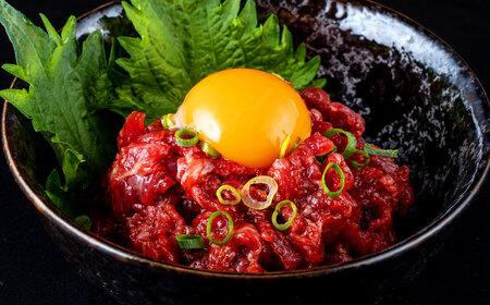 【全3回定期便】赤身馬刺し・馬肉さくらユッケ セット 【合同会社　長岡フーズ】[ZFR030]