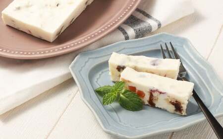 ドライフルーツとナッツのカッサータ （約200g×1本） ・ 中札内たまごのカタラーナ （約200g×1本） カッサータ カタラーナ ドライフルーツ ナッツ 中札内たまご 中札内卵 たまご 卵 アイスチーズケーキ チーズケーキ カスタードプリン 焦がしカラメル アイス 北海道 中札内村 冷凍 [007-0211]