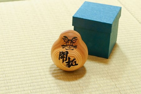 【学びやの里】博士だるま「開拓」（北里柴三郎記念館限定品）