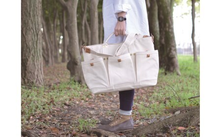 【仕事や趣味の相棒に】アクセス抜群の6つのポケット・自立する堅牢なツールバッグ（ホワイト） /国産4号帆布 [buddy]