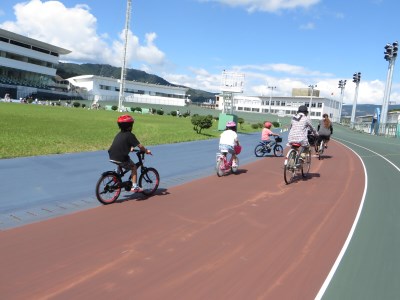 【傾斜33度のバンクを体感してみませんか!】KEIRIN選手と一緒に別府競輪場を走行・見学体験_B043-001