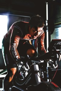 【傾斜33度のバンクを体感してみませんか!】KEIRIN選手と一緒に別府競輪場を走行・見学体験_B043-001