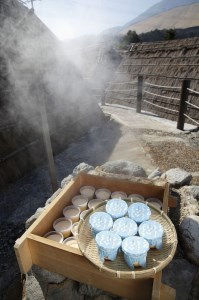 【効能たくさん!白濁の硫黄泉】湯の花小屋を模した家族湯入浴券(由布・鶴見・高崎)_B039-013