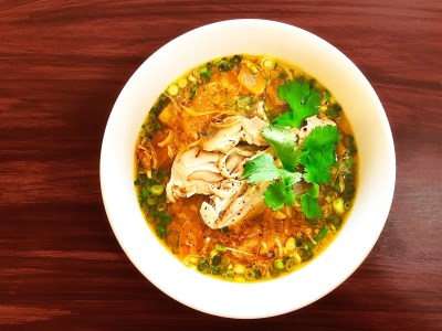 【本格ベトナム料理】大分冠地鶏を使用したチキンフォーとトマトチキンフォー_B020-011