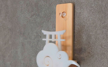 【取り付け10秒】コンパクトなアクリル神棚 御札立て　日田市 / 木の蔵 仙遊 神棚 壁掛け 紀州ひのき 軽量 お盆[ARFK009]