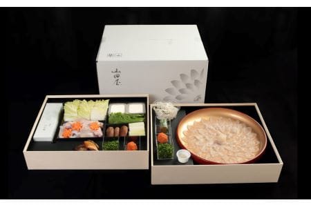 【年内・年末年始発送可】ミシュラン三ツ星獲得★★★料亭山田屋　とらふぐ刺しふぐ鍋セット（6人前）［冷蔵］