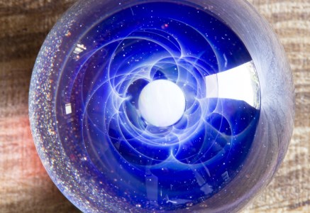ガラスペンダント「硝子仕掛けの宇宙」職人技の光る手作りのガラス細工