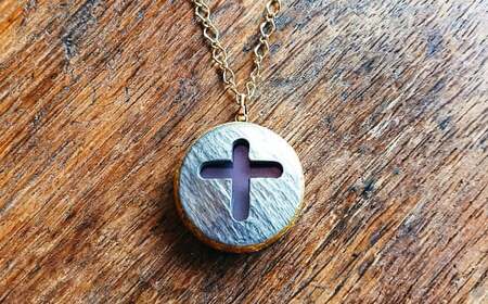 秘鏡 （ひきょう） ペンダント部分：直径5cm／厚さ5mm程度 チェーン長さ：約70cm