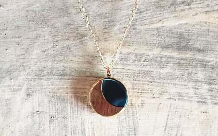 秘鏡 （ひきょう） ペンダント部分：直径5cm／厚さ5mm程度 チェーン長さ：約70cm