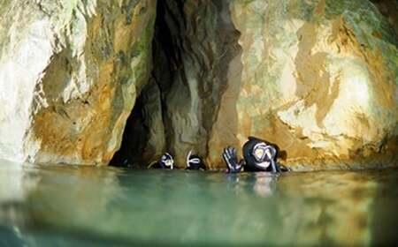 058-252x1 水中洞窟体験シュノーケリングペア＋いなづみ白山川キャンプ村5名用バンガロー宿泊券