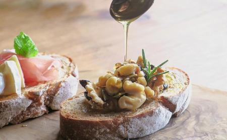 ＼年内発送／ 由布市産 「おおいた百花はちみつ」2kg（１kg入瓶×2本）