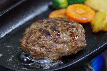 北海道 牛粗挽きハンバーグ10個×100g 1000g 1kg 国産 牛肉100％ 人気 便利 オススメ 冷凍 小分け 個包装 お弁当 惣菜 おかず 焼くだけ 簡単調理 家計応援