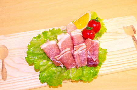 北海道産 豚モモ肉 生ハム 40g×6袋 計240g 熟成 国産 豚肉 豚 燻煙仕上げ 切り落とし ハム 小分け 贈答 ギフト